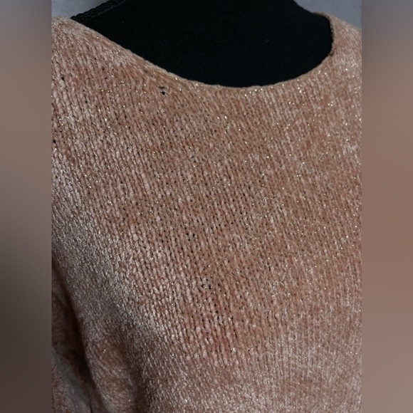 Salmon pink cable knit long sleeve light sweater with gold metallic weave detail - Picture 5 of 5